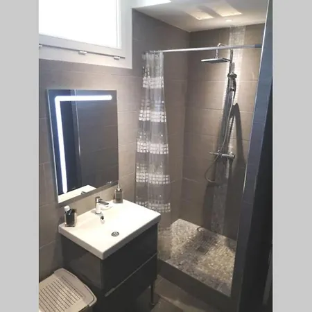 Spacieux T2 En Centre Ville * Йер